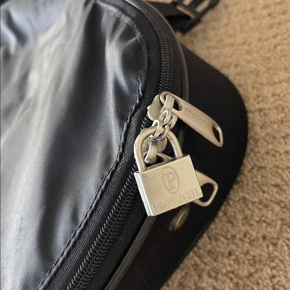 Protocol Black Garment Bag Shoulder Strap Luggage Folding Travel Suit